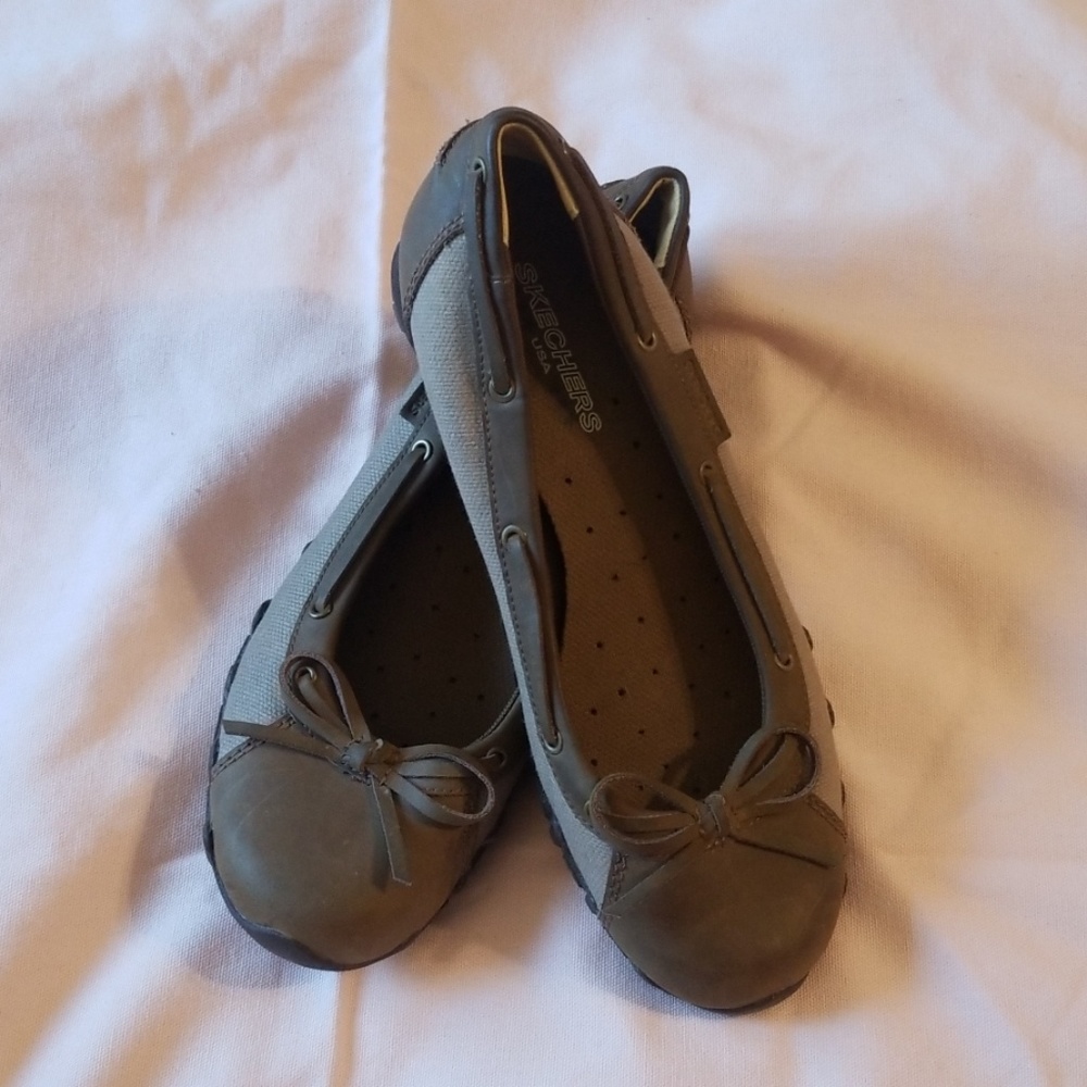 Sketchers brown flats with bow